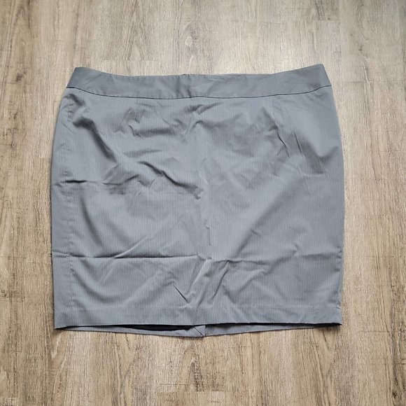 Lane Bryant Classy Skirt ~ Sz 28 ~ Gray ~ Pinstripes ~ Lined ~ Knee Length - Picture 2 of 4